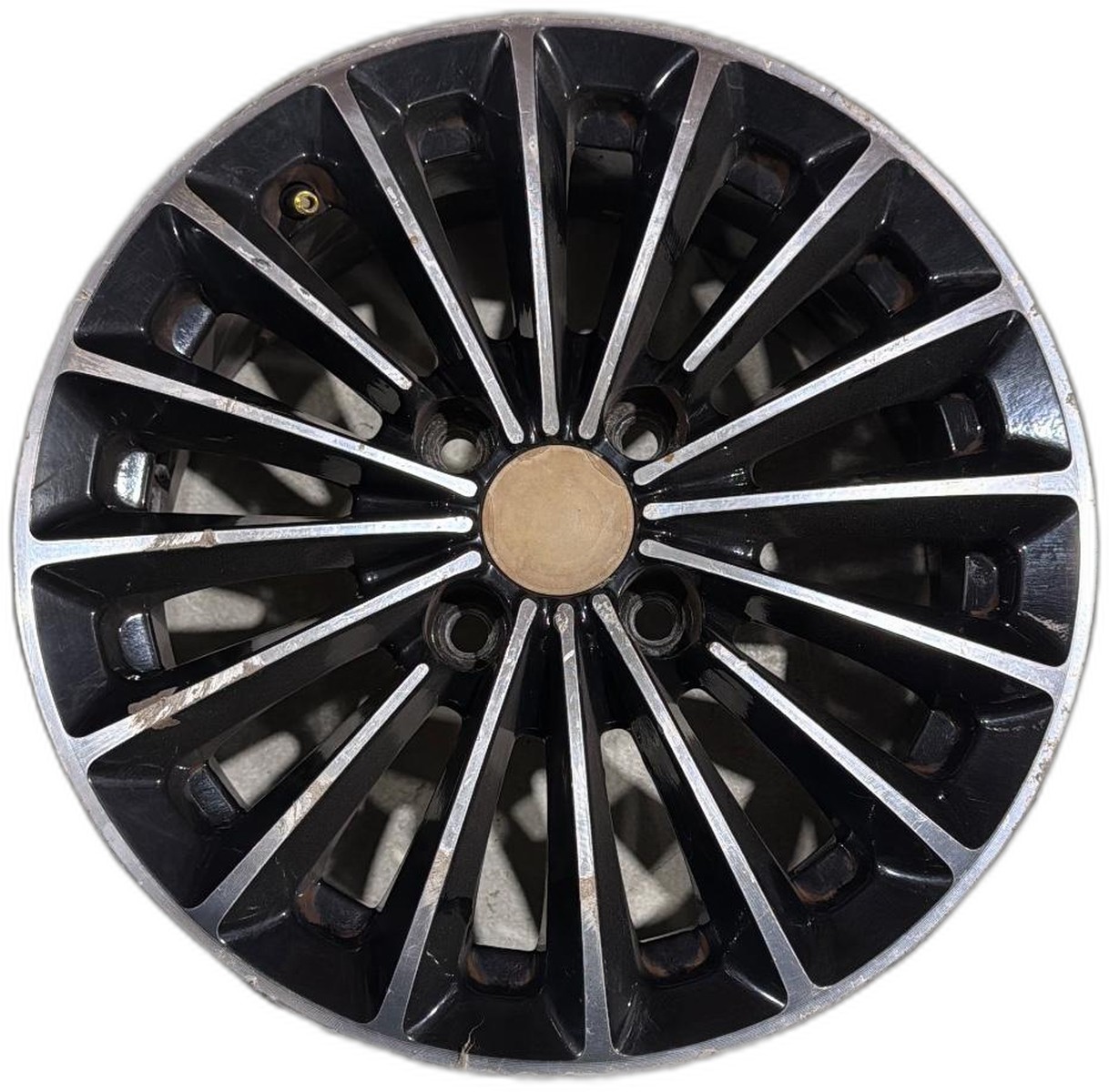 RODA LIGA LEVE ARO 15 4 FUROS DIAMANTADA VOLKSWAGEN SAVEIRO - ST5U7601025BZ31TE - 