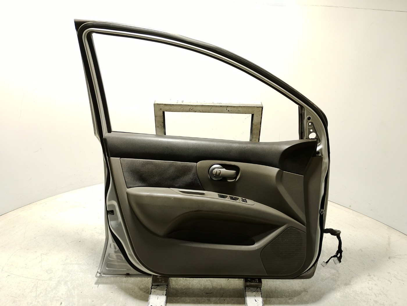 PORTA DIANTEIRA ESQUERDA PRATA NISSAN LIVINA SL 1.6 16V 2010 - 80101AZ60E - 