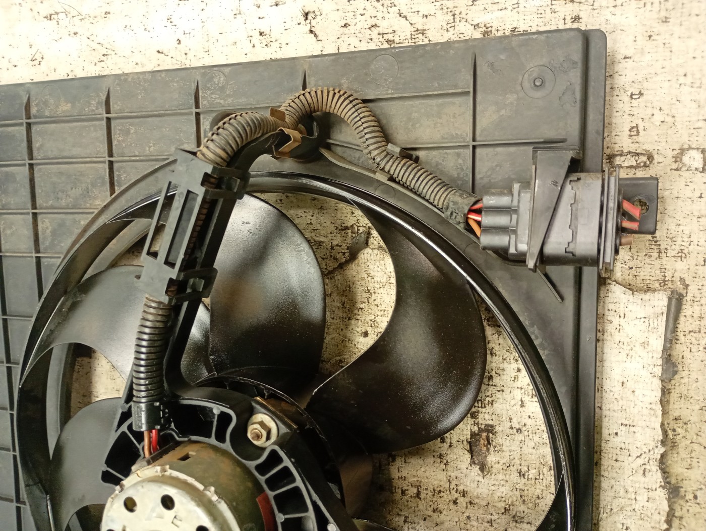 ELETROVENTILADOR VOLKSWAGEM FOX CITY 1.0 MI TFLEX 2005/2006 - ST6E0959455A - 