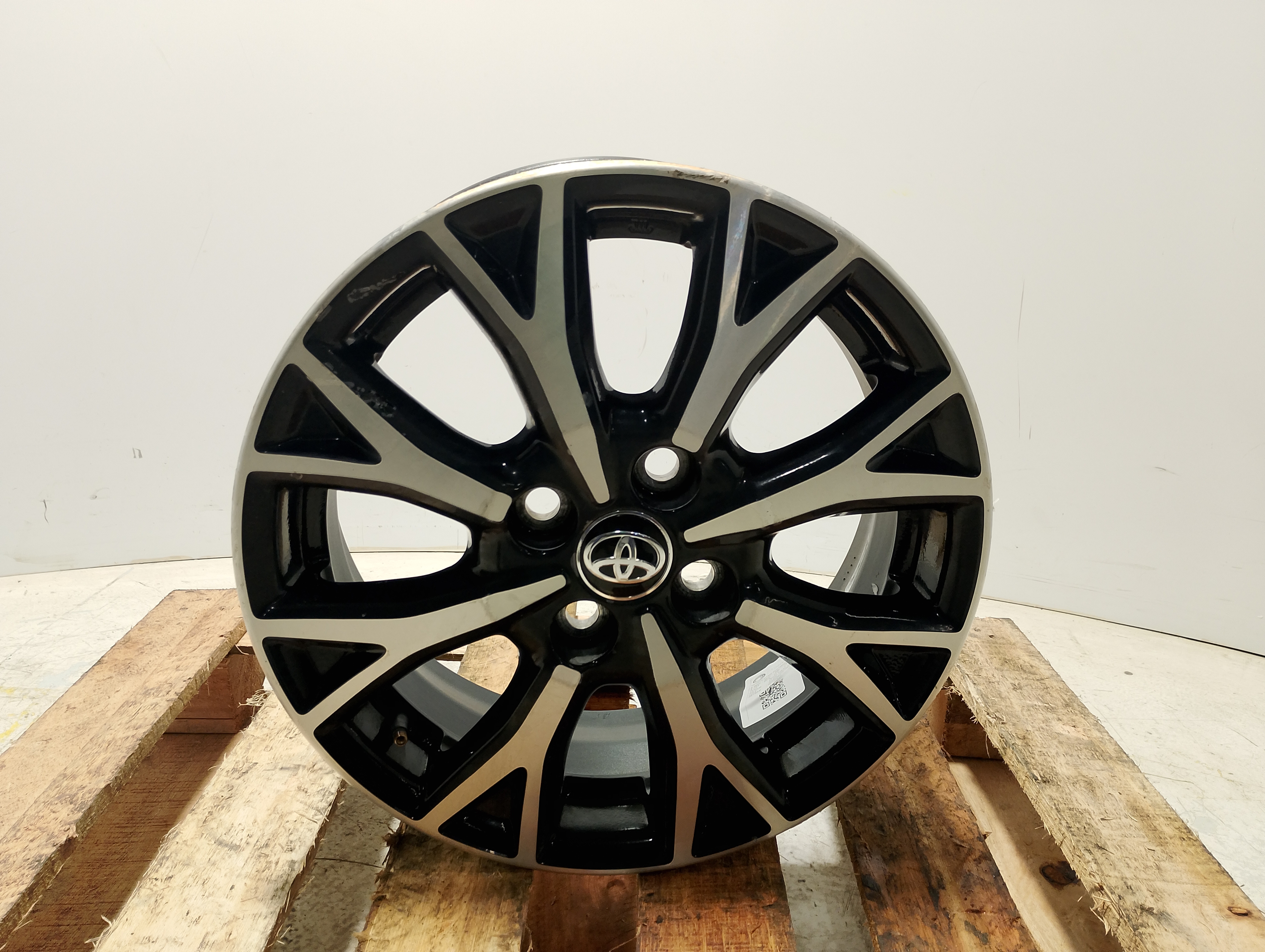 RODA LIGA LEVE ARO 15 4 FUROS DIAMANTADA TOYOTA ETIOS - 426110D720DD - 