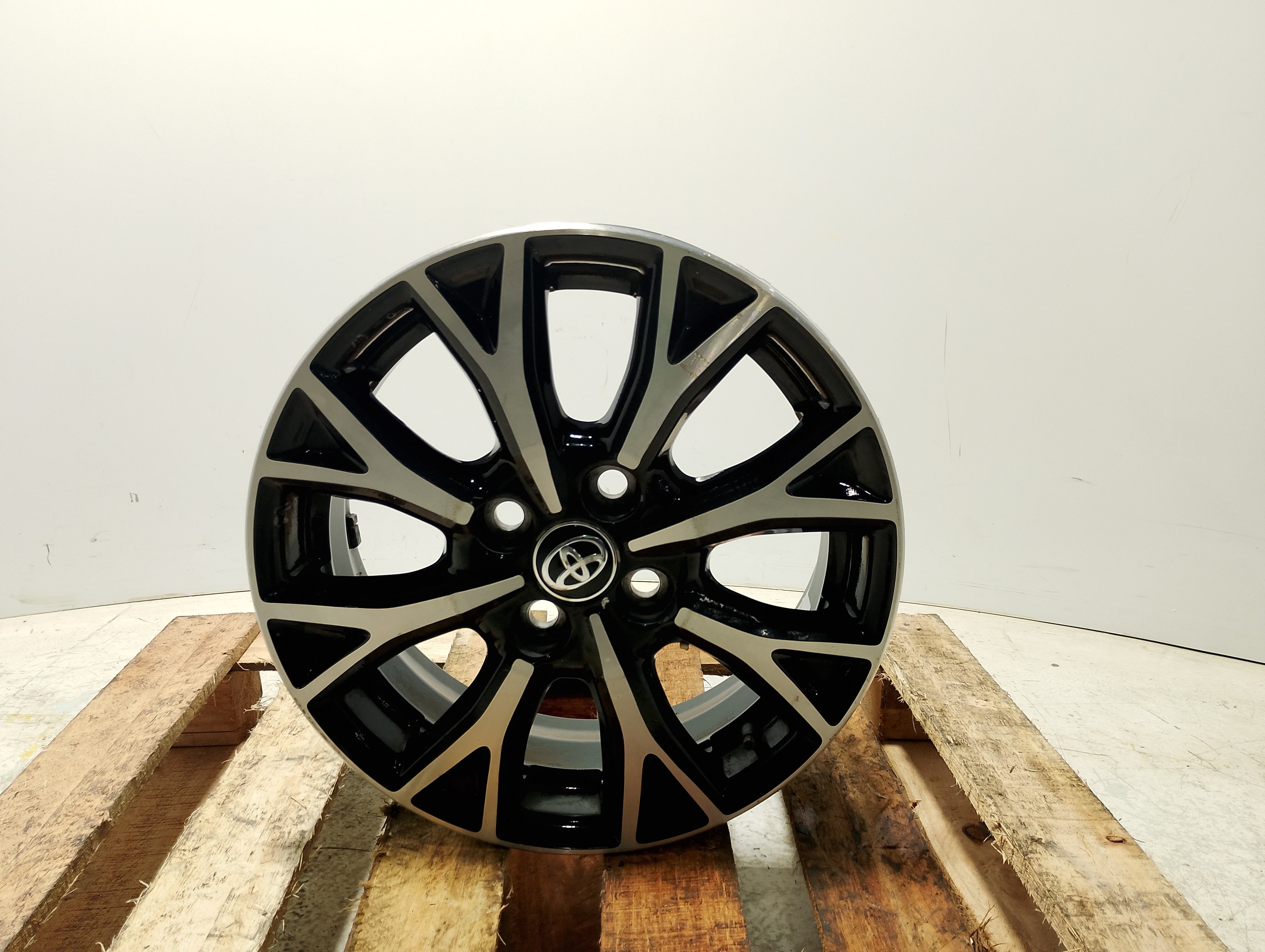 RODA LIGA LEVE ARO 15 4 FUROS DIAMANTADA TOYOTA ETIOS - 426110D720DE - 