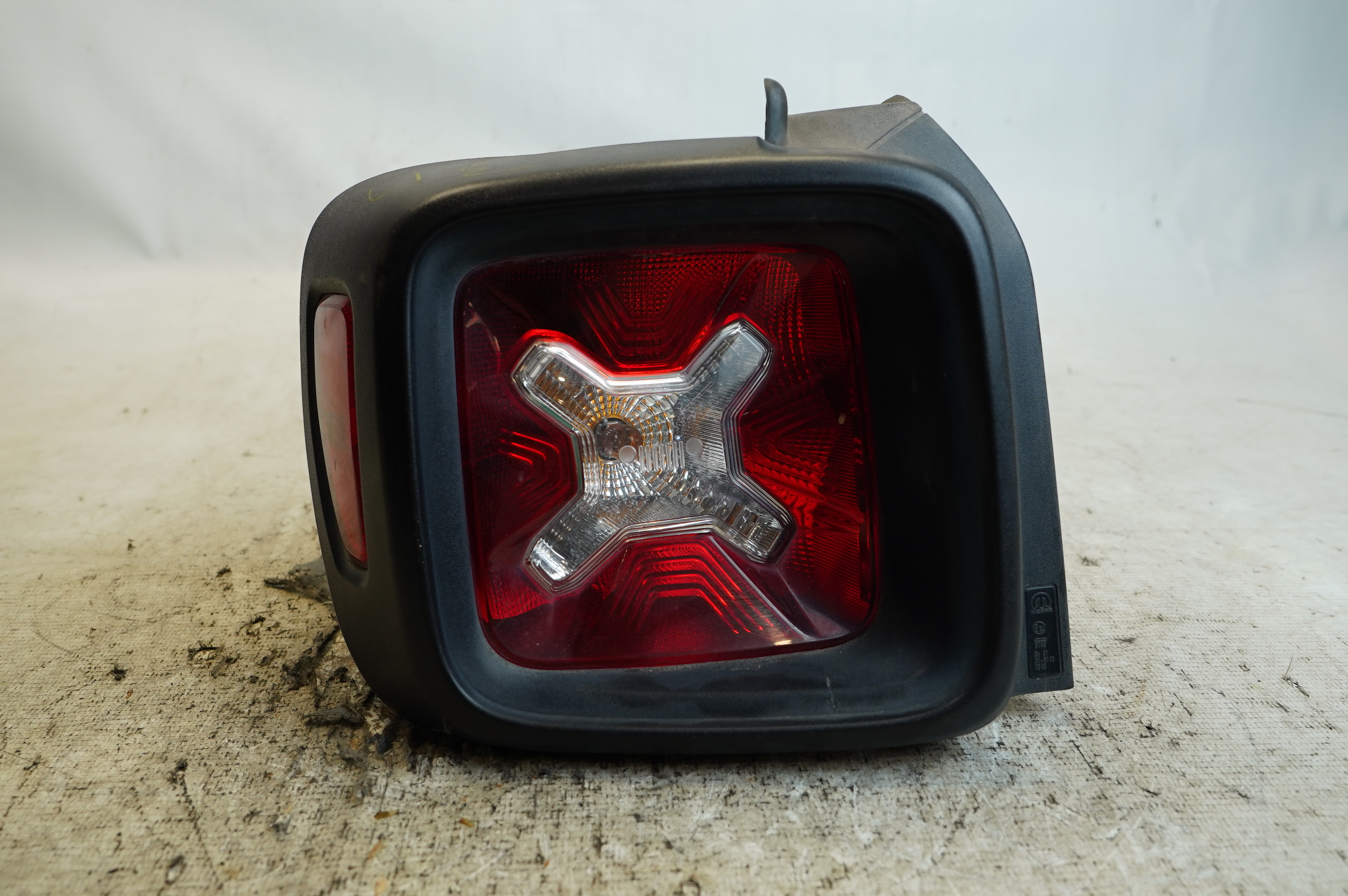 LANTERNA TRASEIRA LADO ESQUERDO - 52137791 - JEEP RAM