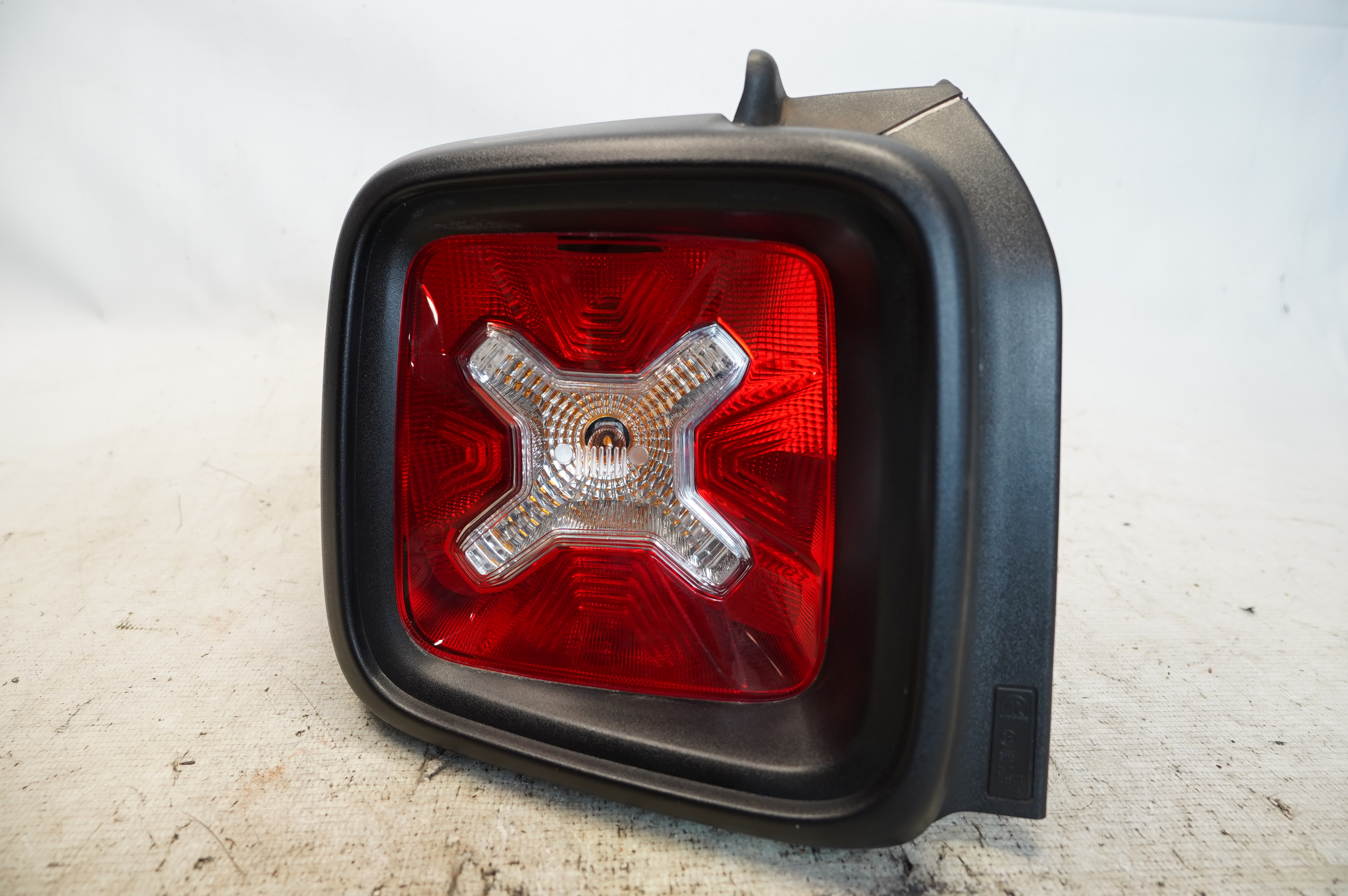 LANTERNA TRASEIRA LADO ESQUERDO - 52137791 - JEEP RAM