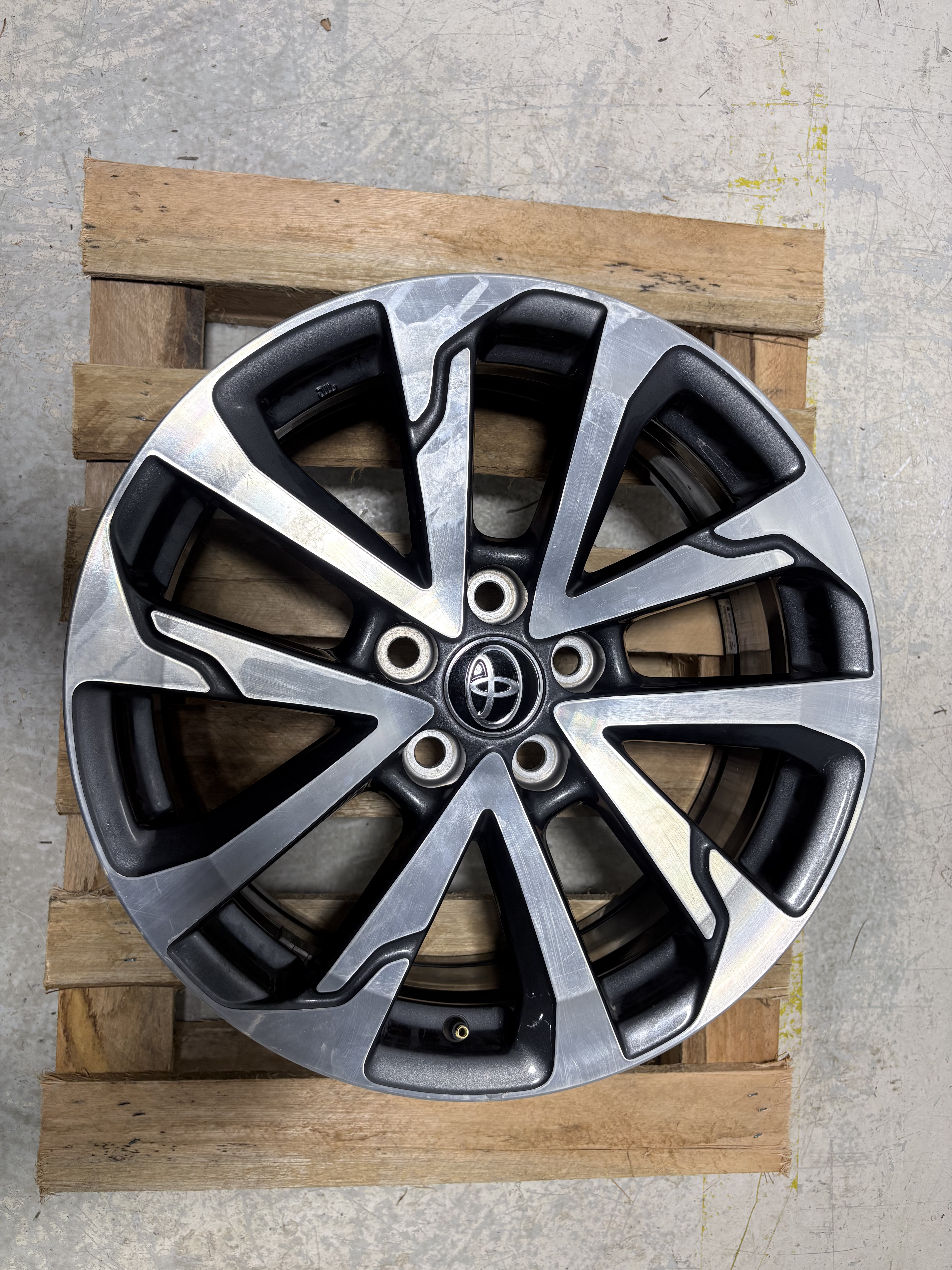 RODA LIGA LEVE ARO 18 5 FUROS DIAMANTADA TOYOTA COROLLA - 426110A200DD - 