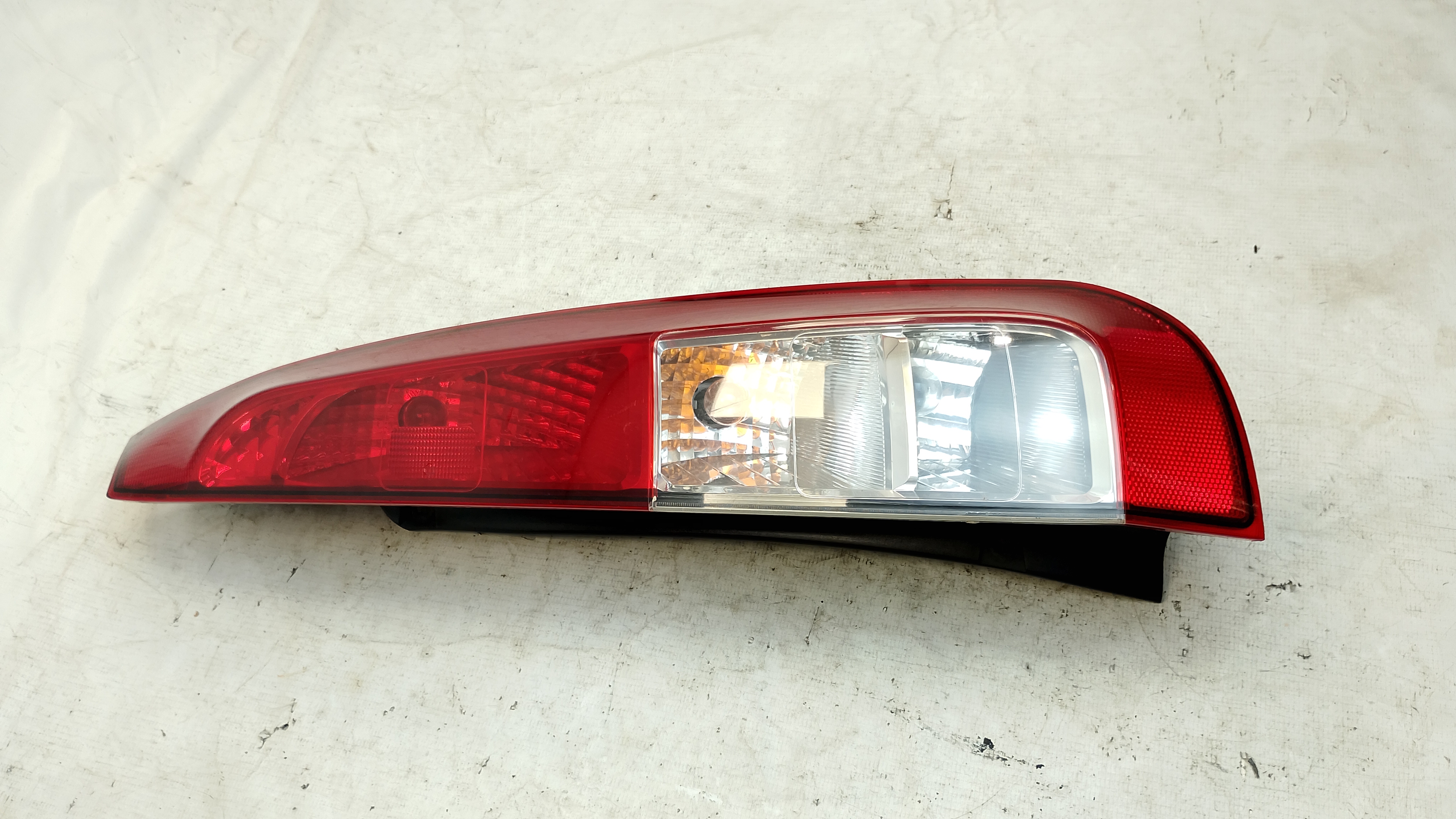 LANTERNA TRASEIRA DIREITA FORD FIESTA 1.0 8V FLEX 2009/2010 - 7S6513A602AD - 