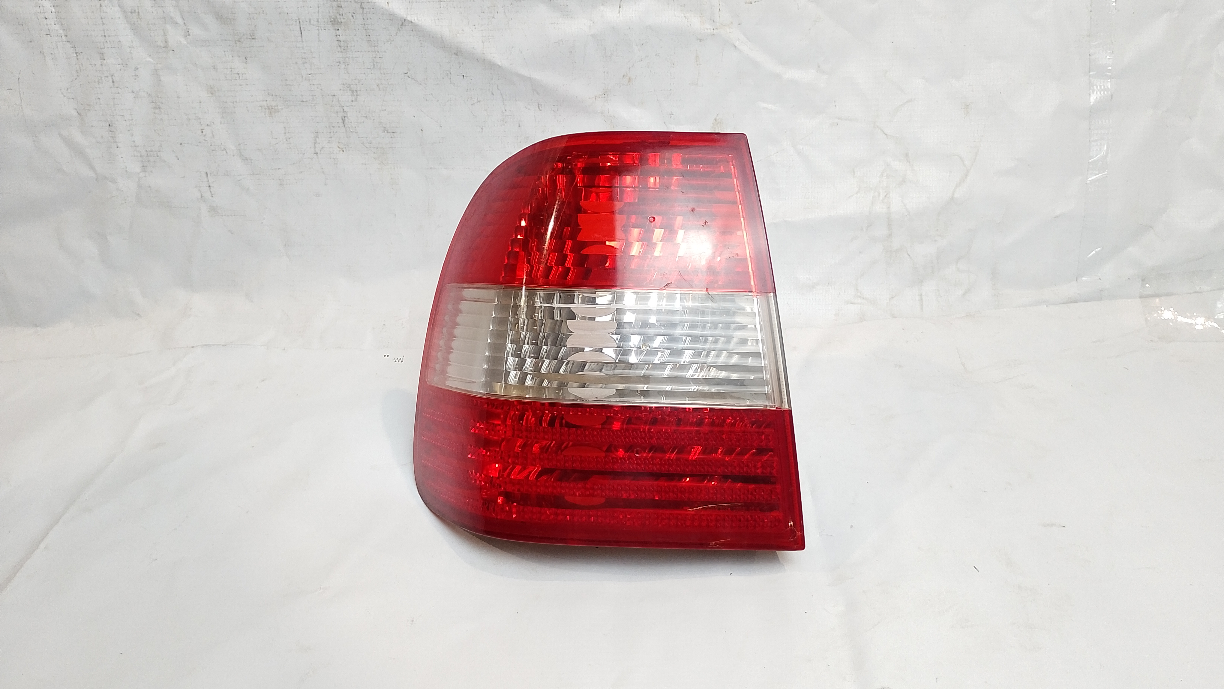 LANTERNA TRASEIRA ESQUERDA VOLKSWAGEN POLO SEDAN 1.6 FL 2006 - 6Q5945111 - 