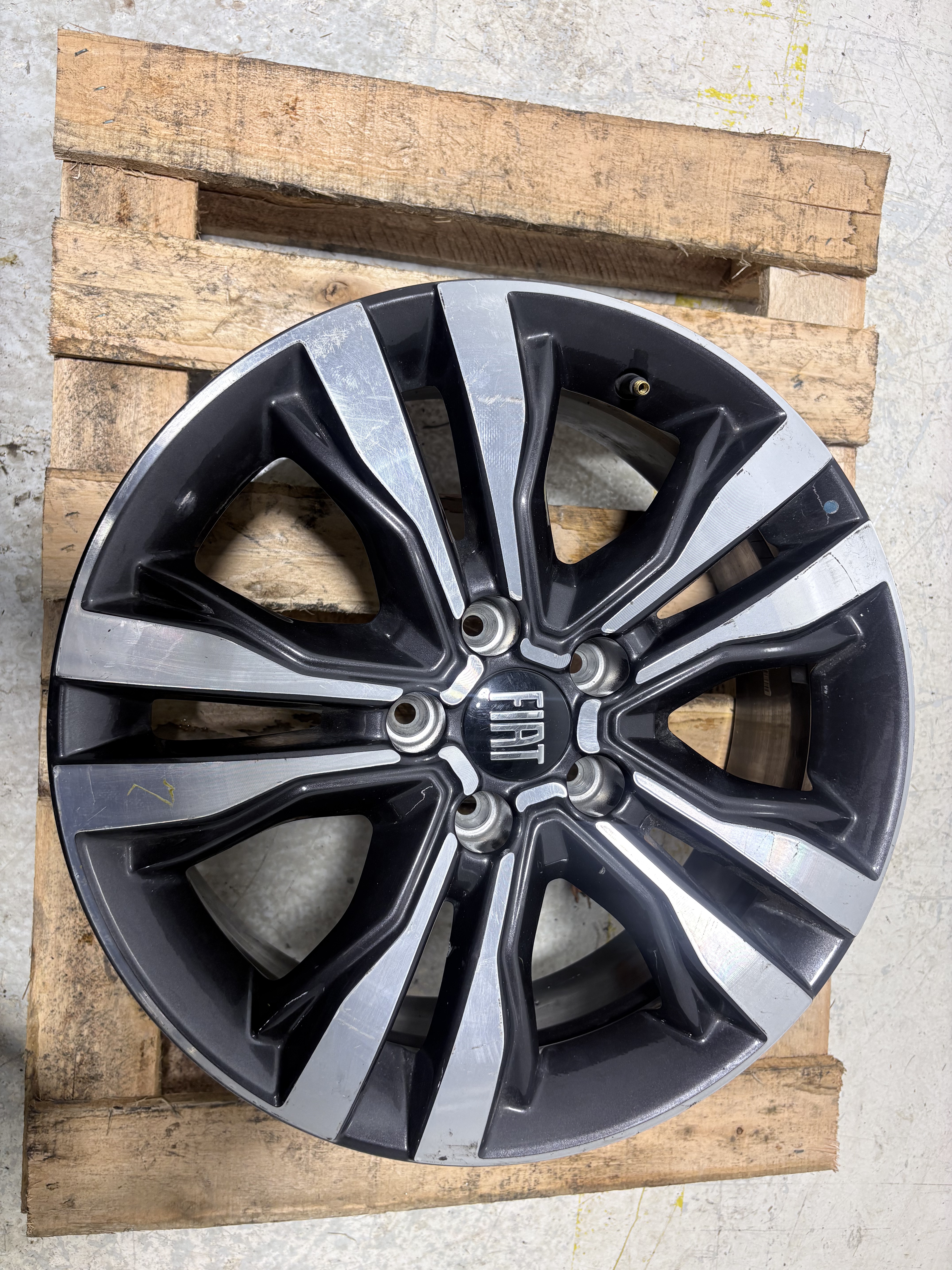 RODA LIGA LEVE ARO 17 5 FUROS DIAMANTADA FIAT TORO - 100263481DD - 