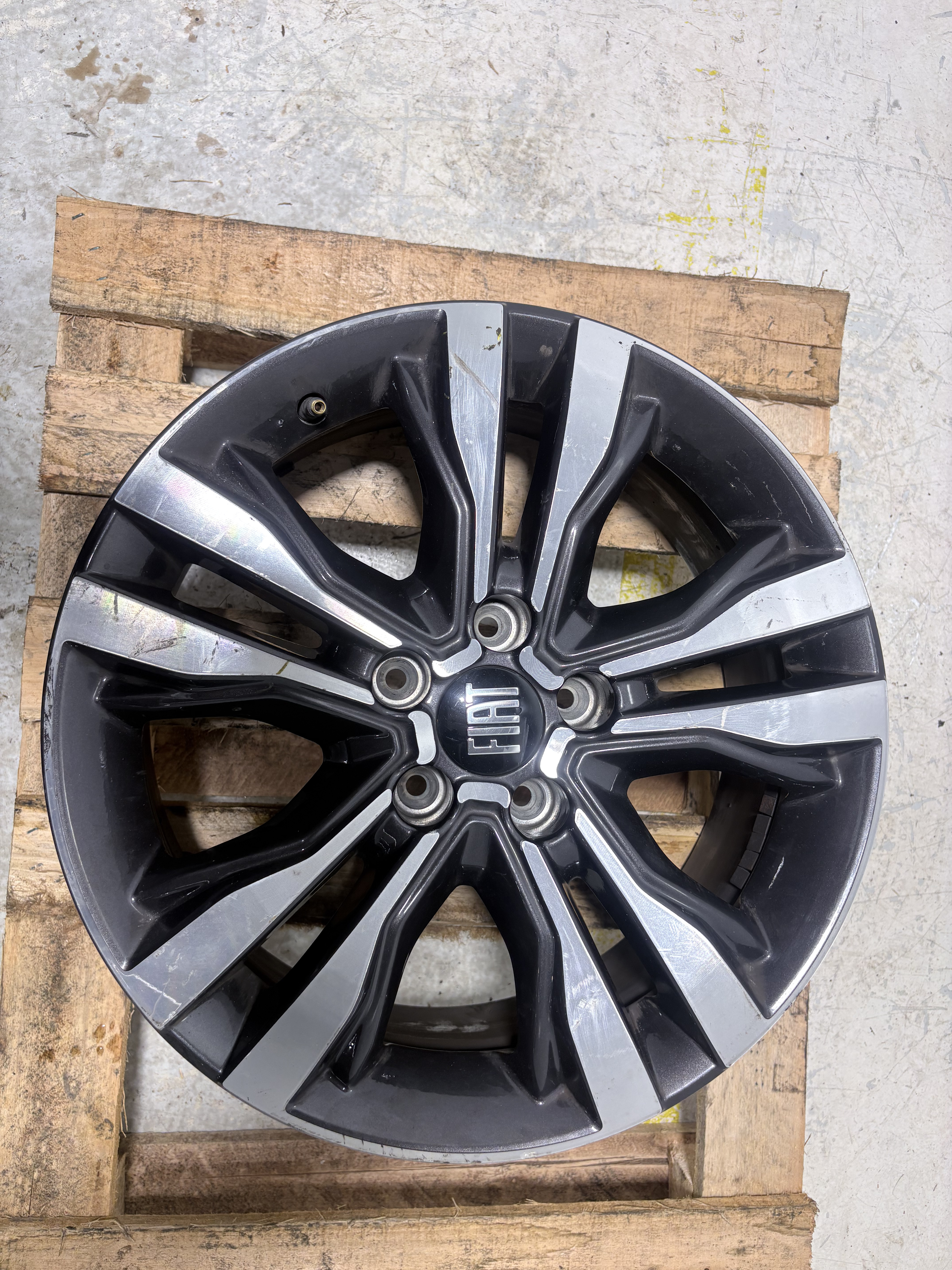 RODA DIANTEIRA ESQUERDA FIAT TORO FREEDOM 1.3 T270 4X2 2025 - 100263481DE - 