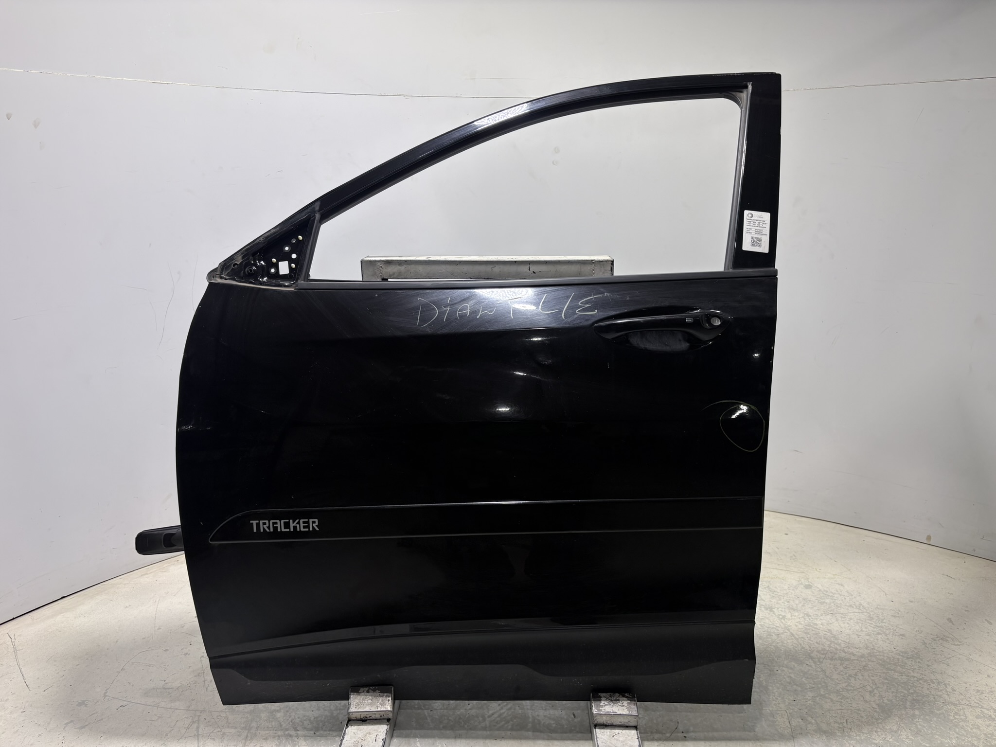 PORTA DIANTEIRA ESQUERDA PRETA CHEVROLET TRACKER 2020/21 - 52190223 - 