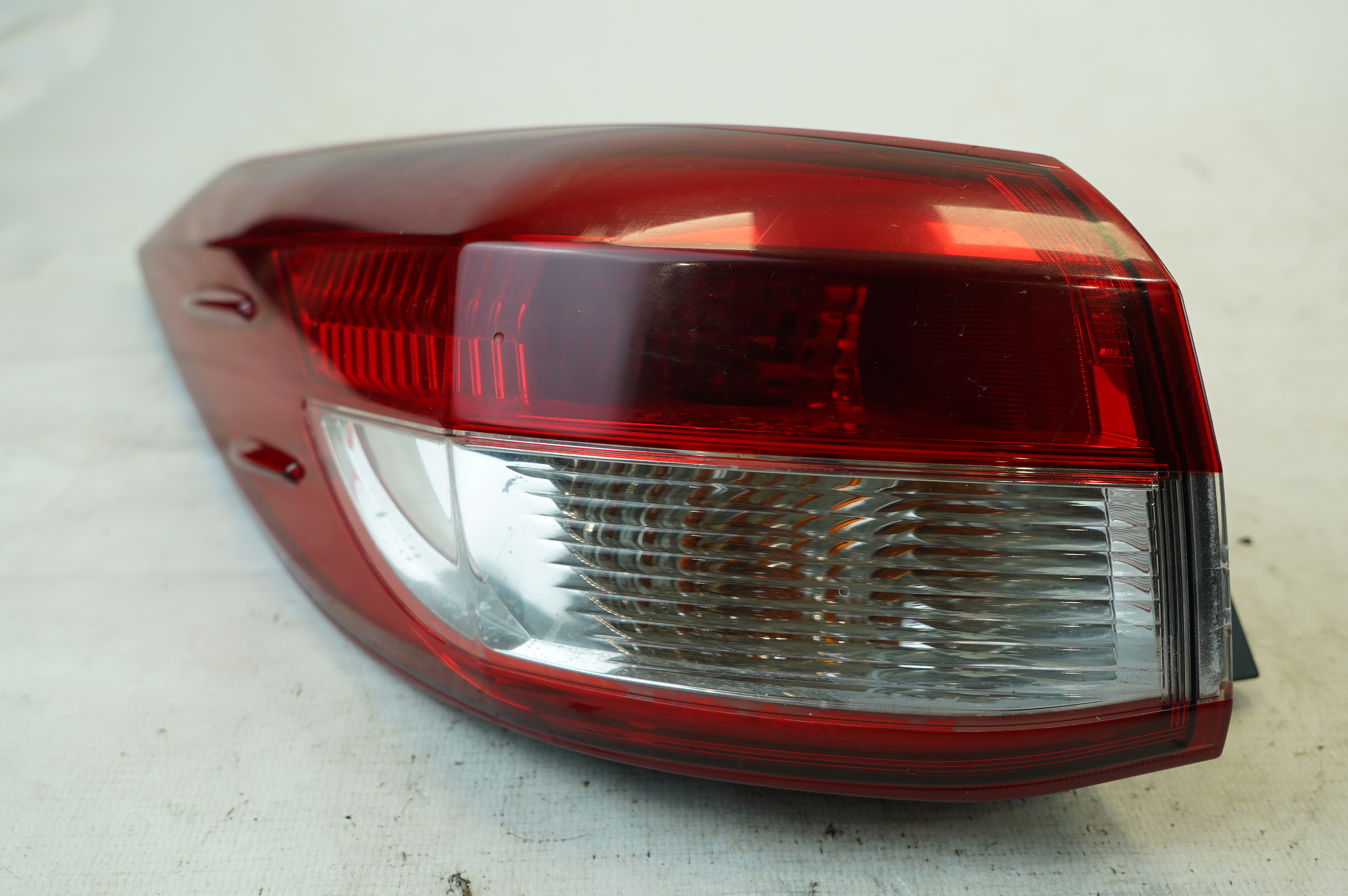 LANTERNA TRASEIRA ES - 815610DB10 - 