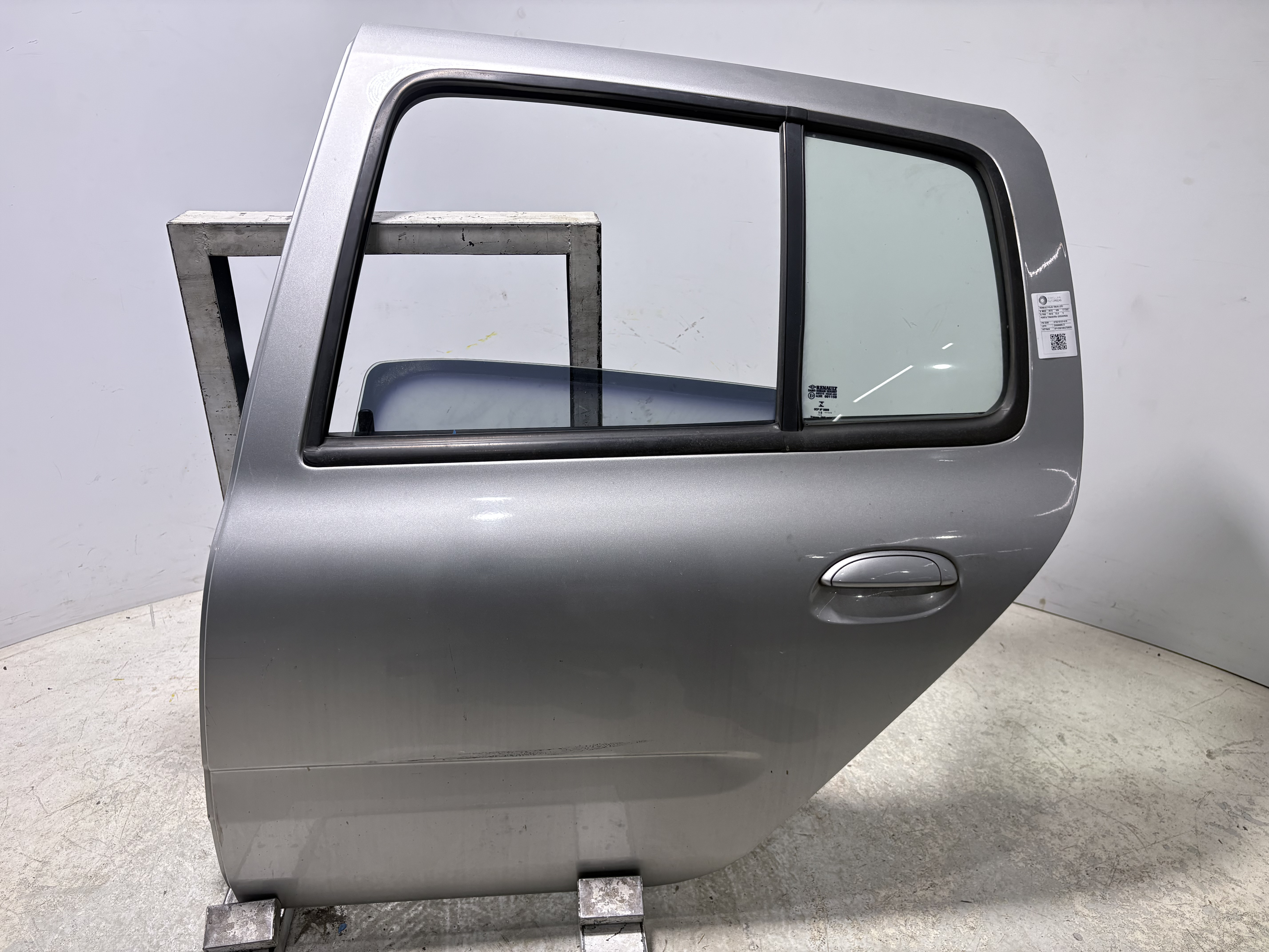PORTA TRASEIRA ESQ PRATA RENAULT CLIO RN/ALIZÉ/EXPR 2015/16 - 821018141R - 